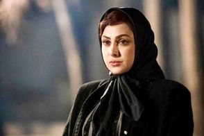ژست و استایل هنری آزاده صمدی در یک آرت گالری