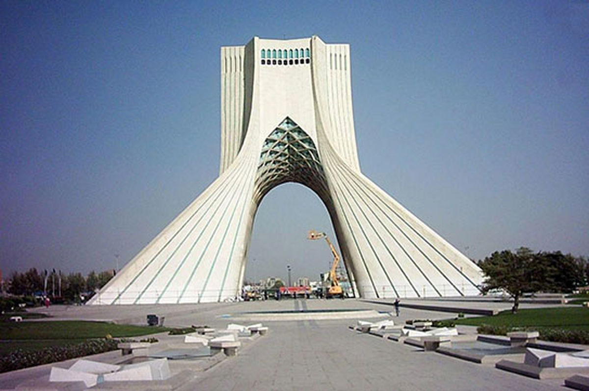 نمایی از میدان آزادی وقتی اطرافاش دشت بود