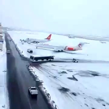 زمین‌گیر شدن هواپیماهای فرودگاه مشهد در یخبندان