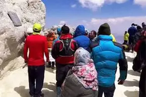 دعوا در قله دماوند بر سر عکس یادگاری با تابلو!
