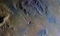 شکاف کیلومتری و تماشایی در سطح ماه!