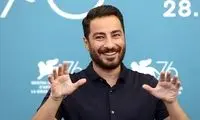 تیپ عجیب نوید محمدزاده در یک دورهمی هنری