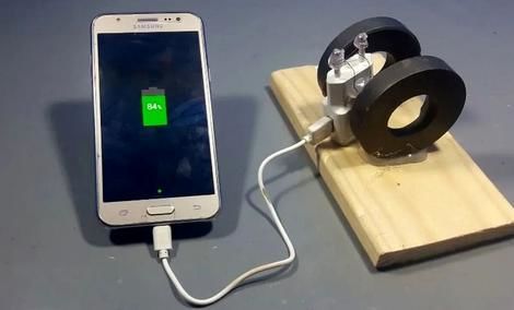 گوشی موبایل‌تان را با استفاده از دو آهن‌ربا شارژ کنید 