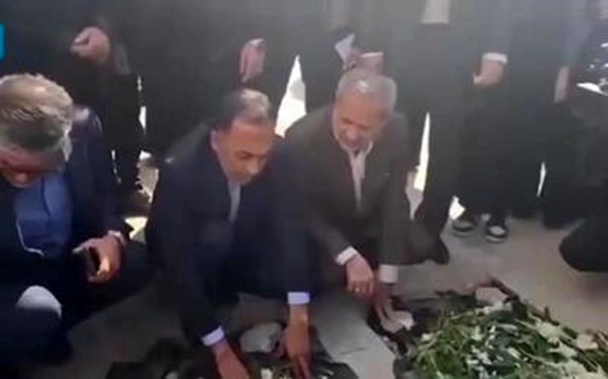   پاشیدن خاک به سمت آقای وزیر بر سر مزار دانش‌آموزان کرمانی 