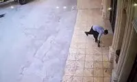حرکت ارزشمند رفتگر ایلامی هنگام جمع‌کردن زباله‌ها