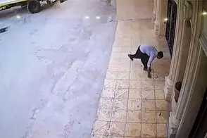 حرکت ارزشمند رفتگر ایلامی هنگام جمع‌کردن زباله‌ها