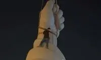 نصب مجسمه مشت گره شده رهبر شهید در میدان انقلاب
