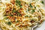 طرز تهیه اسپاگتی با سس ماست و دانه کاج