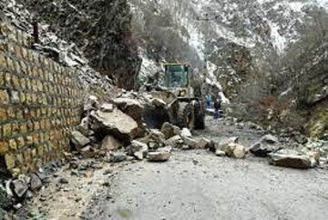 سقوط سنگ در جاده چالوس حادثه آفرید