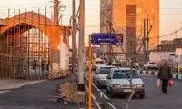 بنر نصب شده با جمله و تصویر رهبر انقلاب در قم