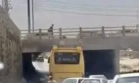 کنده شدن سقف یک اتوبوس در اثر برخورد با پل!