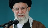 تصویر آیت‌الله خامنه‌ای در دست یک زن در استانبول