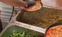این موکب در کربلا به زائران، پیتزا ایتالیایی داد
