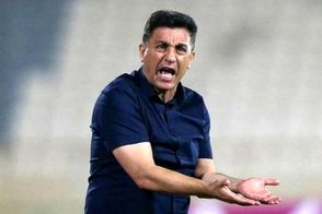 ژست عصبانی امیر قلعه‌نویی پس از سوت داور!
