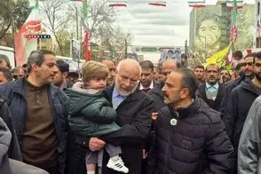 رفتار جالب‌توجه محافظان موسوی و اژه‌ای در مراسم 22 بهمن