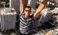 لحظه ترسناک آویزان شدن یک مرد از جرثقیل برای جذب مخاطب!