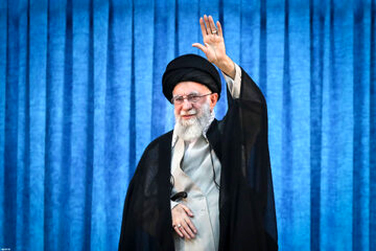   تصویری متفاوت از رهبر انقلاب در حرم امام خمینی 