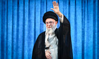 تصویری متفاوت از رهبر انقلاب در حرم امام خمینی