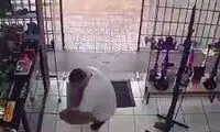 لحظه یورش وحشتناک خودرو به داخل مغازه