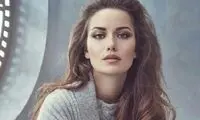 دلبری فاحریه با لباس ارتشی دو تکه و رژ لب قرمز