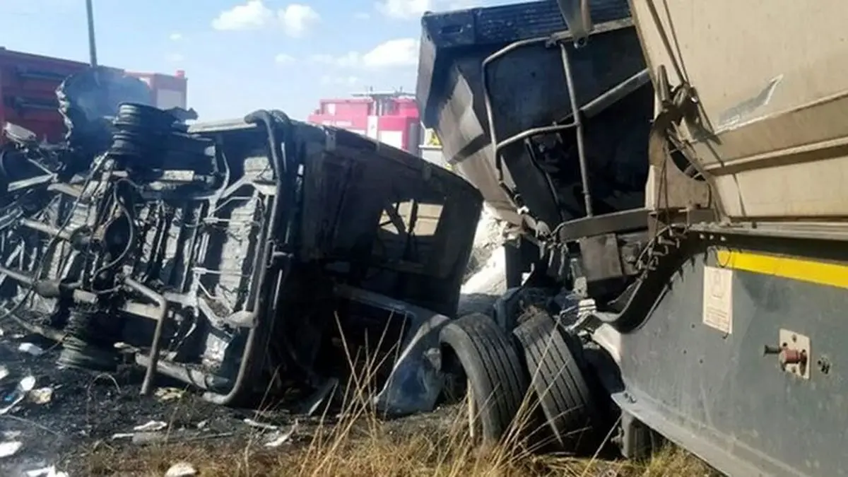 برخورد کامیون فوتون و تریلر اف در جاده قزوین - رشت