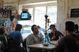 مردان در این قهوه‌خانه‌ها، همسرانشان را به خانه پدری می‌بازند