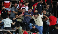 درگیری شدید هواداران پرسپولیس مقابل درب باشگاه 