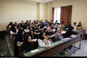 ویدئوی پربازدید از دانشجوی بچه‌به‌بغل سر جلسه امتحان