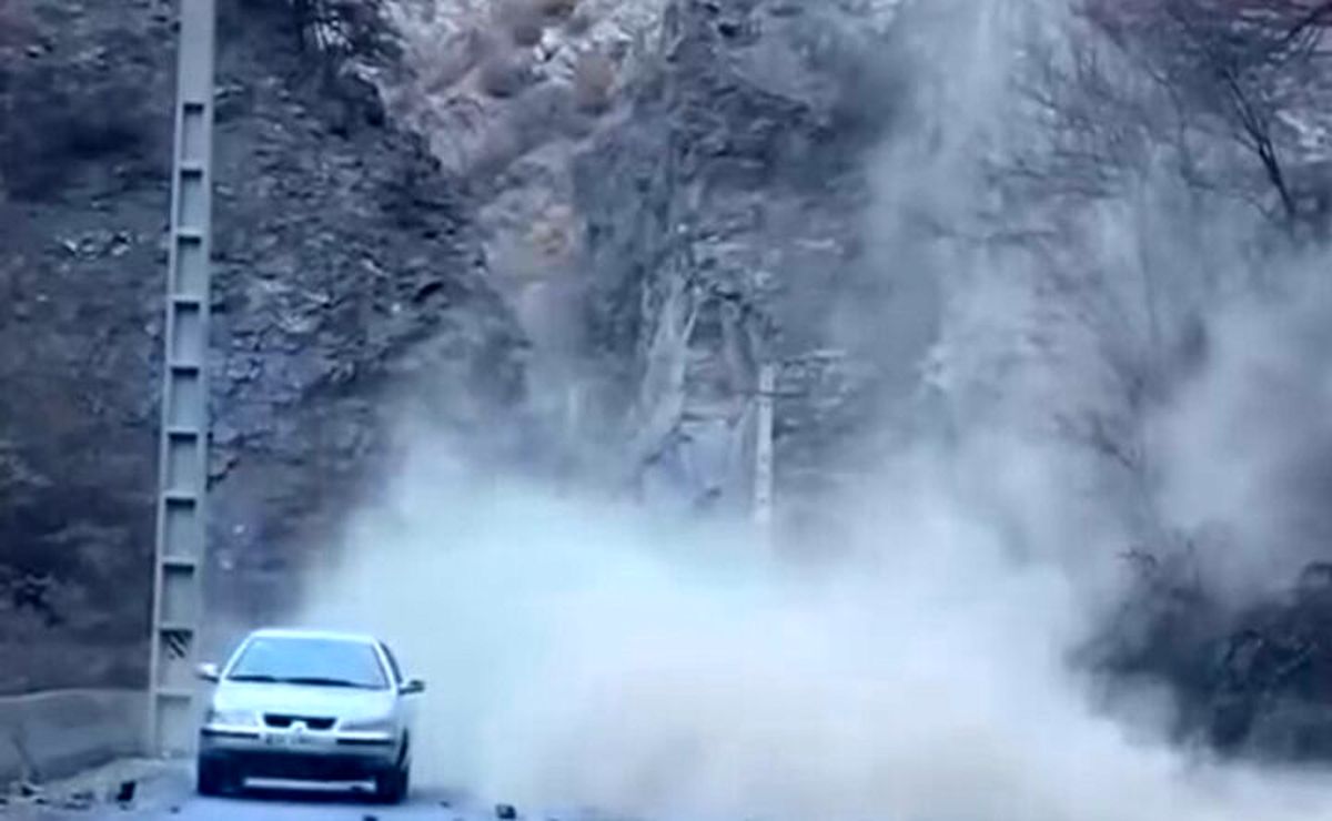 لحظه وحشتناک ریزش کوه در جاده چالوس