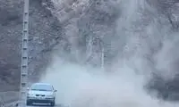 لحظه وحشتناک ریزش کوه در جاده چالوس