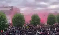 جشن و پایکوبی هواداران آرسنال پس از قهرمانی تاریخی