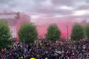 جشن و پایکوبی هواداران آرسنال پس از قهرمانی تاریخی