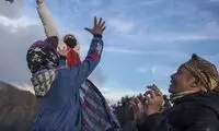 مراسم مذهبی نثار قربانی در دهانه آتشفشان فعال!