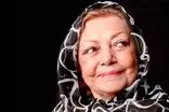 «ثریا قاسمی» در جوانی در آغوش مادرش «حمیده خیرآبادی» 