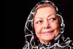 «ثریا قاسمی» در جوانی در آغوش مادرش «حمیده خیرآبادی» 