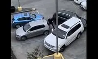 عبور دیوانه‌وار با لندکروز سرقتی از دل یک مرکز خرید