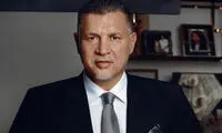 علی دایی با بادیگارد وارد مراسم اکبر عبدی شد