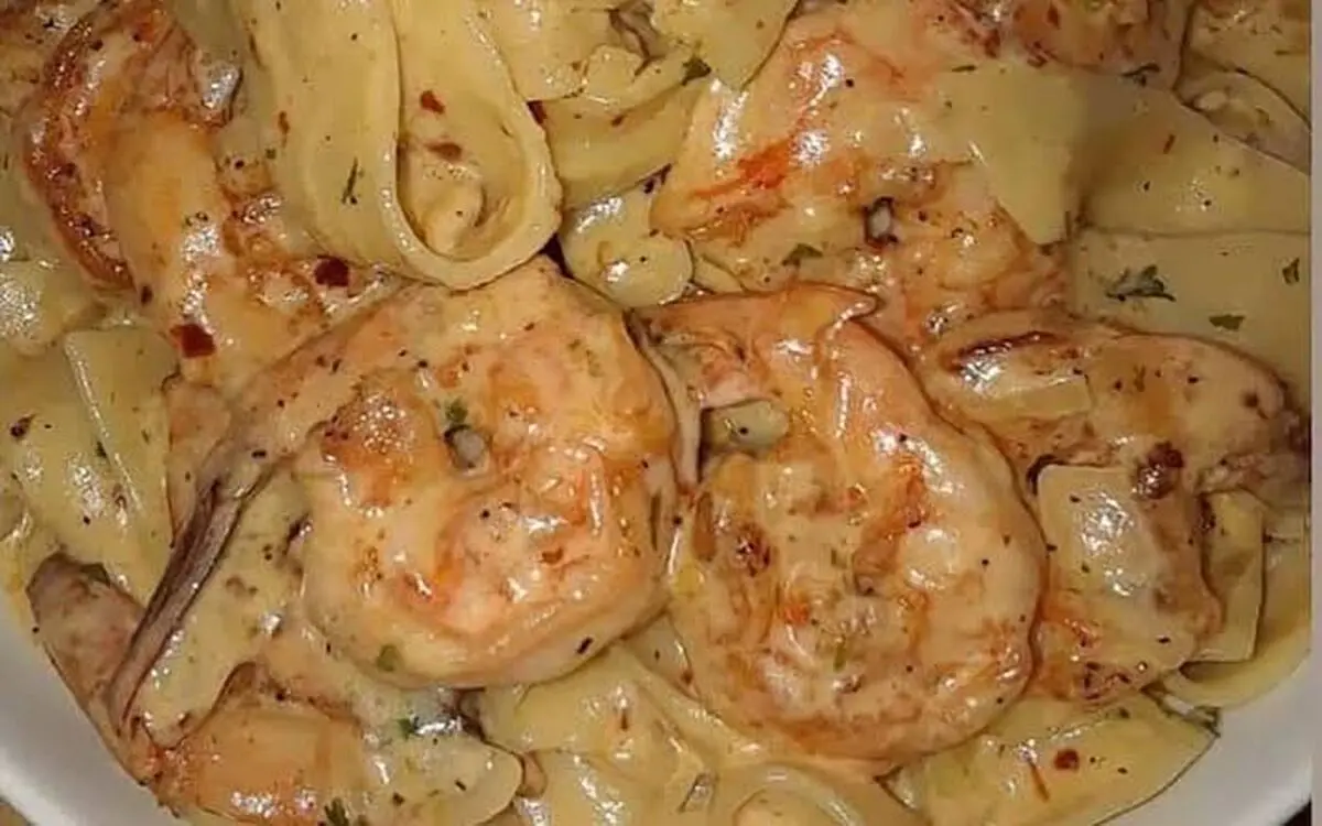 طرز تهیه پاستا میگو با خامه لطیف و عطر سیر