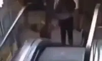 لحظه وحشتناک سقوط یک زن میانسال از پله برقی