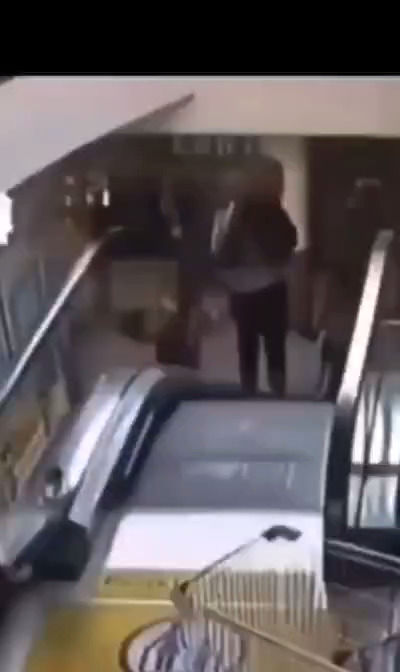 لحظه وحشتناک سقوط یک زن میانسال از پله برقی