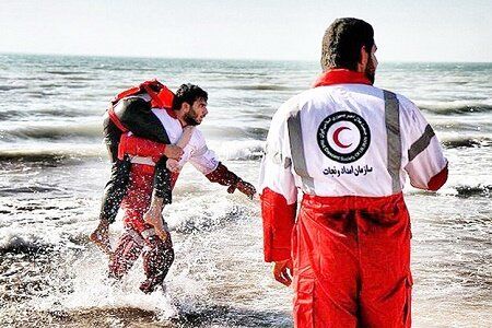 نجات ۶۷ نفر از مرگ قطعی در سواحل گیلان