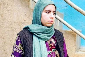 استایل خانومانه روناک سریال نون‌خ در یک نمایشگاه