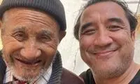 خداداد عزیزی و برادرش در مراسم خاکسپاری پدرشان 