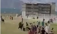 کتک خوردن پلیس توسط تماشاگران در زمین!