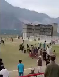 کتک خوردن پلیس توسط تماشاگران در زمین!