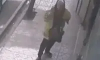 سرقت عجیب و سریع گردن‌بند یک خانم در مشهد!