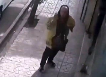 سرقت عجیب و سریع گردن‌بند یک خانم در مشهد!