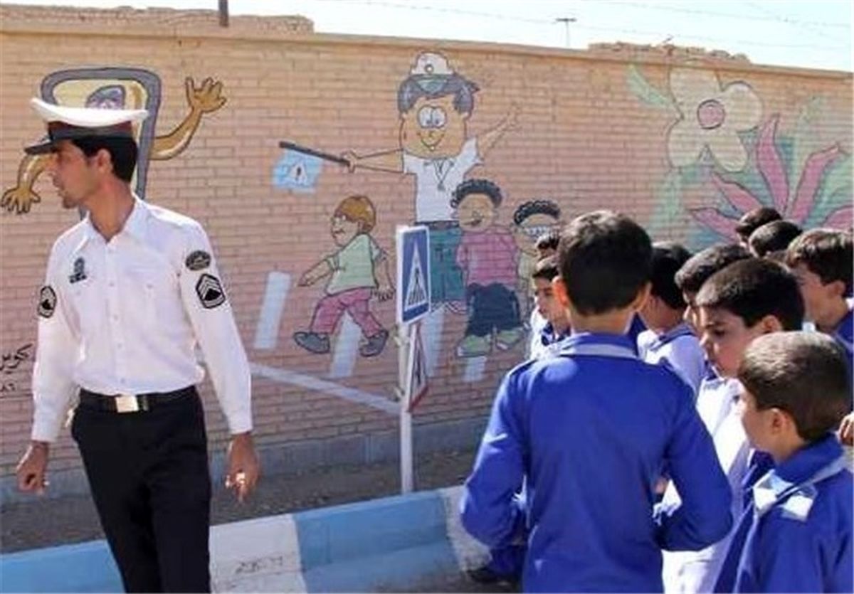 پلیس به دعوای خیابانی دو پسر بچه در کوچه ورود کرد!