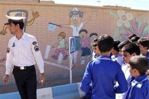 پلیس به دعوای خیابانی دو پسر بچه در کوچه ورود کرد!