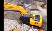 لحظه تکان‌دهنده دفن شدن بیل مکانیکی زیر آوار ساختمان